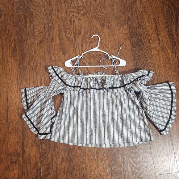 Dance & Marvel Off-shoulder flare-sleeve top - Picture 2 of 6